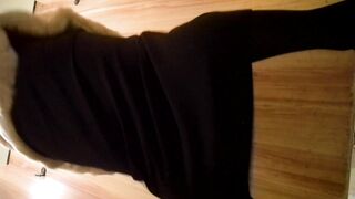 ショッピングモールの女性用トイレで排尿する女性の写真が新たに流出した。写真には、彼女がTバックを着用し、2回撮影されている様子が写ってい toilet 04-200426