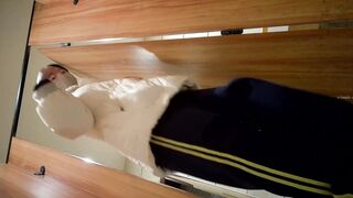 ショッピングモールの女性用トイレで排尿する女性の写真が新たに流出した。写真には、彼女がTバックを着用し、2回撮影されている様子が写ってい toilet 07-200426