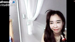 (한국야동) 이빨에 넘어가서 보댕이까지 홀딱 까버리는 여캠 korean porn vip